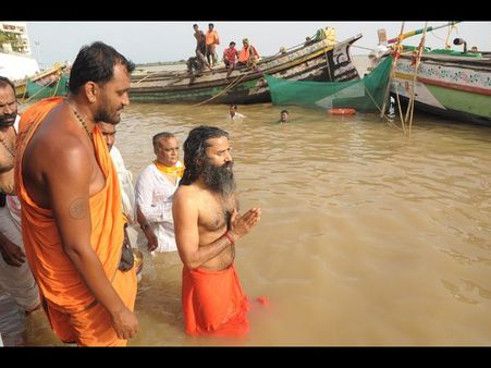 తెలుగులో రాందేవ్ బాబా, బాబుకి ప్రశంస: ఎన్నికల గురించి ఆలోచించడని..