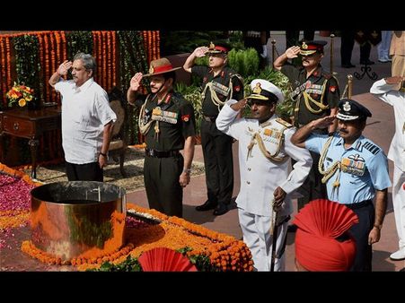 కార్గిల్ అమరవీరులకు ప్రధాని మోడీ నివాళి