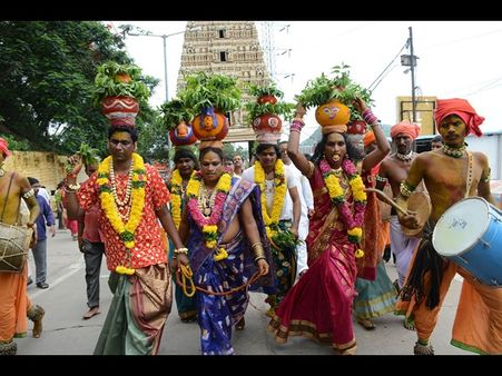 అన్నదమ్ముల్లా ఉండాలి: బెజవాడ దుర్గమ్మకు తెలంగాణ బోనాలు(పిక్చర్స్)