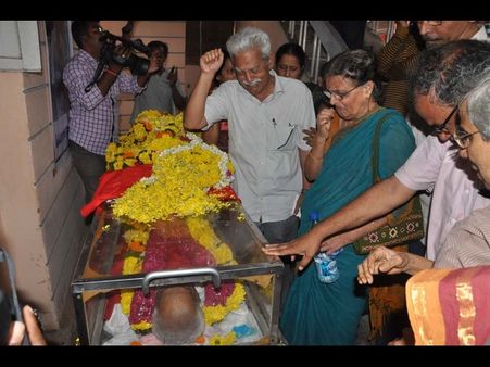 ఒంటరై పోయాను: ఏడ్చేసిన వరవరరావు (పిక్చర్స్)