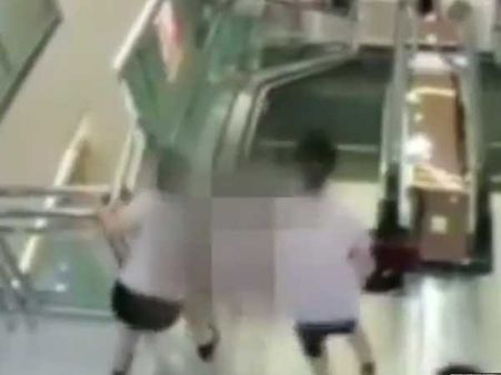 ఓ తల్లి ప్రాణం తీసిన ఎస్కలేటర్(వీడియో)