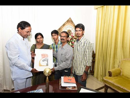 తెలంగాణకు గర్వ కారణం: కార్టూనిస్ట్ శంకర్‌కు కెసిఆర్ అభినందన(పిక్చర్స్)