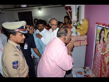 ముందుగా చెప్తే: సిస్టర్స్ హత్యపై నాయిని, మీరు చెప్పారుగా.. చేస్తాం(పిక్చర్స్)