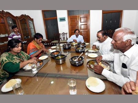 ప్రత్యూషకు కేసీఆర్ ఫోన్ నెంబర్, కీసర మహిళా వసతి గృహానికి తరలింపు