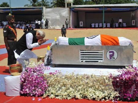 మిస్సైల్ మ్యాన్ కలాం: ప్రధాని ఓదార్పు (వీడియో)