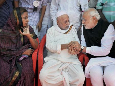 కలాం అన్న కాళ్లు మొక్కిన మోడీ, గీత గీసిన మరైకర్