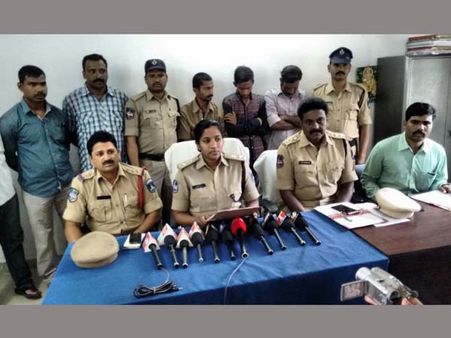 రెచ్చిపోయిన ఆకతాయిలు: ఇంటి బయట కారు పార్కింగ్ చేస్తే అద్దాలు పగలగొట్టారు