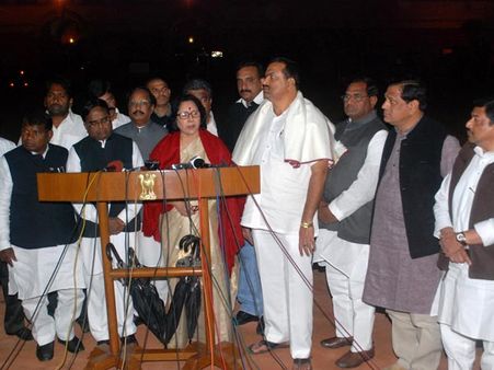 టీ కాంగ్రెస్: ఉస్మాయనిపై కెసిఆర్ టార్గెట్, విభజనపై వెంకయ్య లక్ష్యం