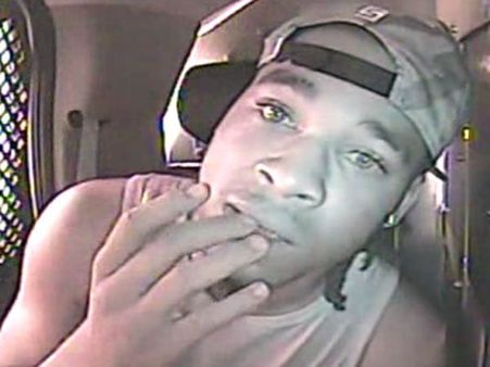 దొంగతెలివి: తన వేళ్లను కొరుక్కు తిన్నాడు(వీడియో)