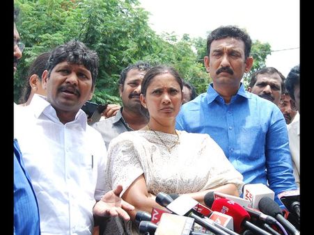 ‘వనజాక్షికి రక్షణ కల్పించాలని కలెక్టర్‌ను కోరాం’