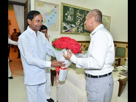 కెసిఆర్: గవర్నర్‌తో భోజనం చేసి చెప్పాల్సిందంతా చెప్పారు