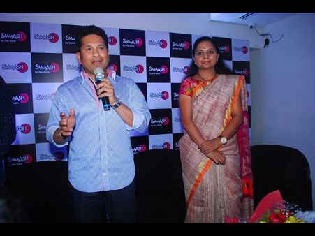 సచిన్‌తో ఎంపీ కవిత: సెల్ఫీలు దిగేందుకు పోటీ పడ్డారు (ఫోటోలు)