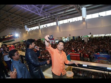 'సెల్ఫీలతో సచిన్ సందడి, లక్ష్మణ్‌ చెప్పలేదు' (ఫోటోలు)