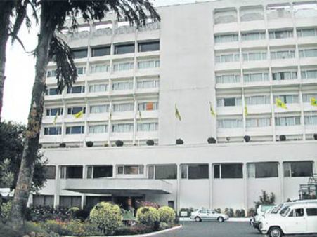 రామోజీ డాల్ఫిన్ హోటల్లో పేకాట: 8 మంది అరెస్టు