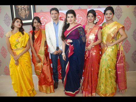 బంజారాహిల్స్‌లో సినీ నటి అర్చన సందడి (ఫోటోలు)