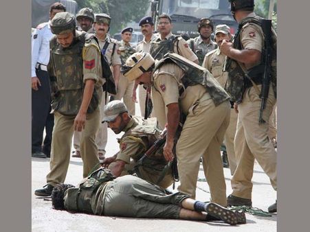 పట్టుబడ్డ ఉగ్రవాది నవీద్ పాకిస్థానీ కాదు: పాక్