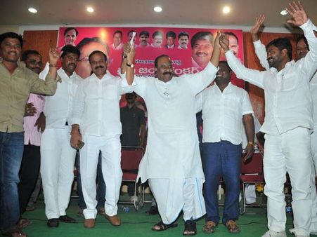 జయశంకర్‌కు నివాళి: 'ఎన్టీఆర్ ఆంధ్రోడయినా, చాలా మంచోడు' (ఫోటోలు)