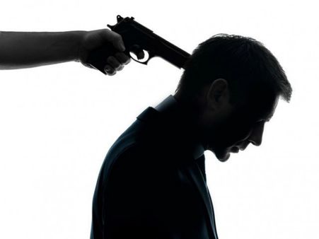 తుపాకీతో బెదిరించి యువకుడిపై గే'ల గ్యాంగ్ రేప్