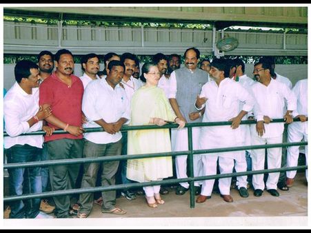 తెలంగాణ ఇచ్చింది ఇందుకేనా?: సోనియా, టి కాంగ్రెస్ నేతలకు అభినందన(పిక్చర్స్)