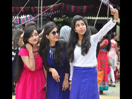 ఫ్రెషర్స్‌డే: గర్ల్స్ లూంగీ డ్యాన్స్, సెల్ఫీల సందడి(పిక్చర్స్)