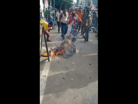 తిరుపతికి మునికోటి మృతదేహం: రాజకీయ నేతల స్వార్థమే బలితీసుకుంది