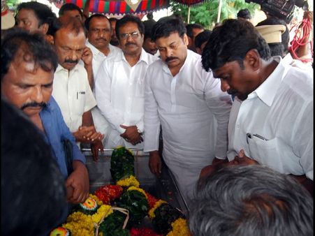 5కోట్లమంది కోసం 'కోటి' ప్రాణత్యాగం: బాధగా చిరు, బాబుకి పెద్ద చిక్కే