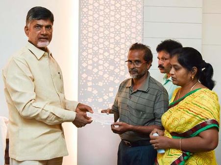 రిషికేశ్వరి తల్లిదండ్రులకు 10 లక్షల చెక్కు అందజేసిన చంద్రబాబు (ట్వీట్)