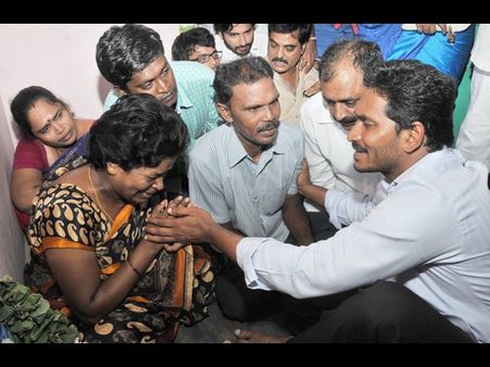 హోదాపై మోడీ ప్రభుత్వం మెలిక: ఆశ్చర్యపోయిన జగన్ (పిక్చర్స్)