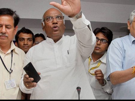 ఆర్థిక నేరస్థుడికి సాయం చేశారా, లేదా: సుష్మకు ఖర్గే, వెల్లోకి సోనియా, రగడ