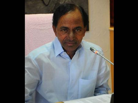 తెలంగాణ సిఎం కెసిఆర్ గన్‌మెన్‌కు విశాఖ పోలీసుల నోటీసులు