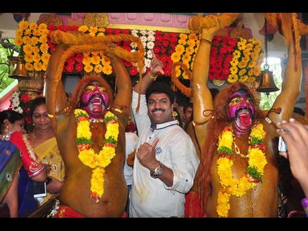 బోనాల సంబరం: చిందేసిన శివారెడ్డి(పిక్చర్స్)