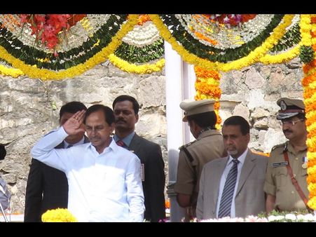 తెలంగాణ వస్తే చీకటే అన్నారు, ఏమైంది: జెండా ఆవిష్కరణలో కేసీఆర్ (ఫోటోలు)