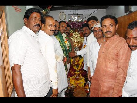 శ్రావణ బోనాలు: మహిళా భక్తుల సందడి(పిక్చర్స్)