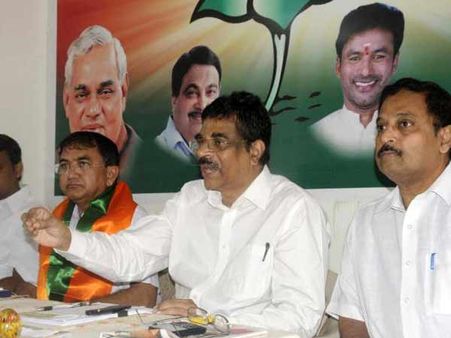 కేంద్రం ఆలోచిస్తోంది.. హోదా ఎప్పుడో, అది బాబు బాధ్యతే: హరిబాబు షాక్