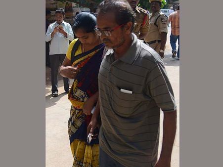 రిషికేశ్వరి మృతి: బాబురావే చదివిస్తున్నాడు! 'అనీష పాత్రపై ఆధారాలు చూపండి'