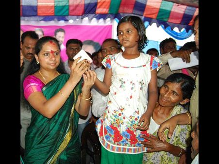 గల్ఫ్‌కు వెళ్లొద్దు, ఇక్కడే ఉపాధి: కరీంనగర్ జిల్లా వాసులతో కవిత (ఫోటోలు)