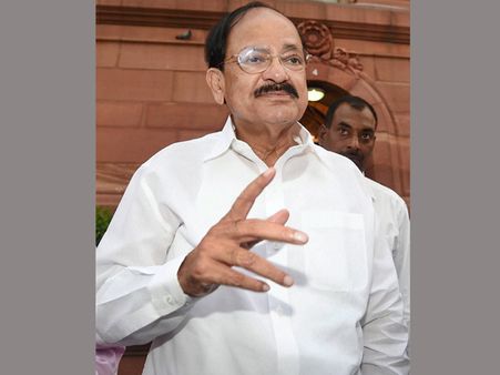 నేను ఏపీ నుంచి గెలవలేదు, చొక్కాలు మార్చే వాళ్లు నన్నంటారా: వెంకయ్య ఉగ్రరూపం