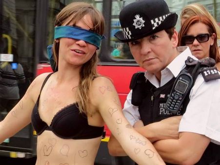 మెసేజ్: వీధిలో దుస్తులిప్పేసిన యువతి(వీడియో)