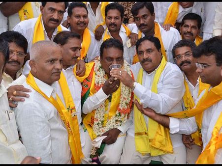 'రంగారెడ్డి టిడిపి అడ్డా, అందుకే జిల్లా ప్రజలపై కెసిఆర్ కుట్ర'(పిక్చర్స్)