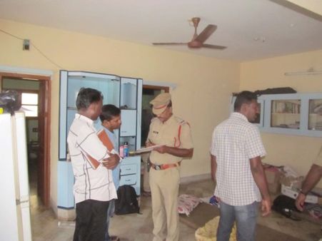 లా విద్యార్థినిపై రేప్: అతిగా మద్యం తాగించి అఘాయిత్యం, పోలీసుల విచారణ(పిక్చర్స్)