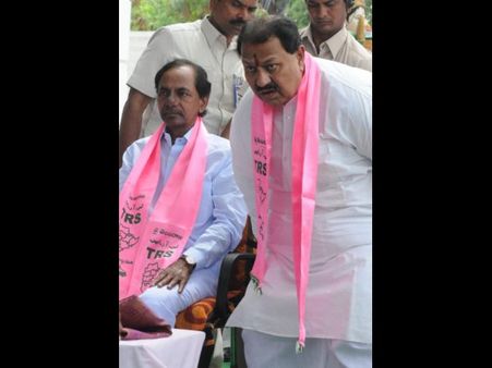 ప్రభుత్వ సలహాదారుగా డిఎస్, కేబినెట్ హోదా: ఫోన్ చేసి చెప్పిన కెసిఆర్