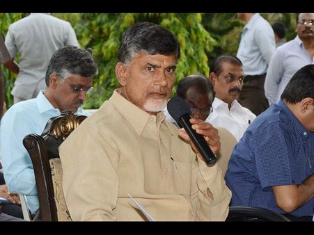 బాబు పట్టుదల: బెజవాడకు ఆఫీసుల తరలింపు