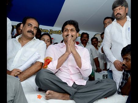 భూసేకరణపై పోరు, 26న జగన్ ధర్నా: సెక్షన్ 8 అంటారని పార్థసారధి ఎద్దేవా