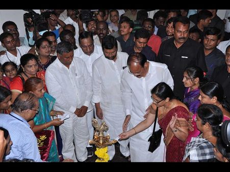 ‘టీ’ పథకాలు భేష్, 2రాష్ట్రాలు అభివృద్ధి చెందాలి: వెంకయ్య, ఇంటింటికీ గ్యాస్: పాశ్వాన్