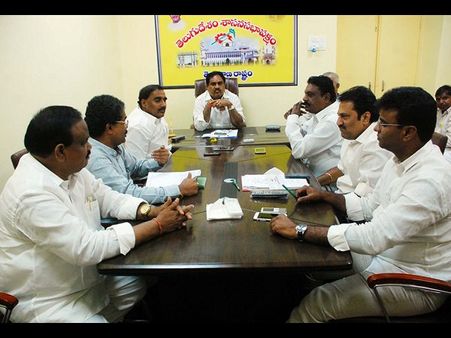 చంద్రబాబును చూసైనా నేర్చుకో: కెసిఆర్‌కు కాంగ్రెస్ నేత షాక్