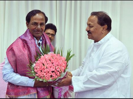 కెసిఆర్‌కు డీఎస్ కృతజ్ఞతలు: కేంద్రమంత్రి పాశ్వాన్‌ను కలిసిన ఈటెల(పిక్చర్స్)