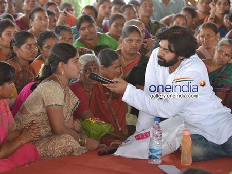 పవన్ కళ్యాణ్‌పైకి రాయి: వంగవీటి రంగా వచ్చినట్లుంది, బాబుపై రైతు నిప్పులు