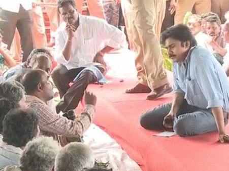 మీరు చెప్తే ఇస్తాం, టిడిపి మిమ్మల్నే ప్రశ్నించింది కానీ: పవన్ కళ్యాణ్‌తో రైతులు