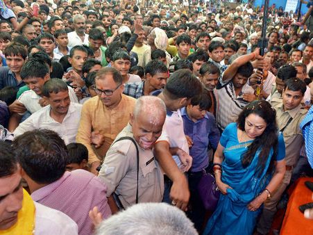 ఇద్దరు యువకులను కాపాడిన ఎంపి హేమామాలిని