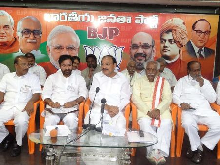 నేను ఏపీ-టీ నుంచి పోటీ చేయకపోయినా, అలా అన్లేదు: వెంకయ్య (పిక్చర్స్)